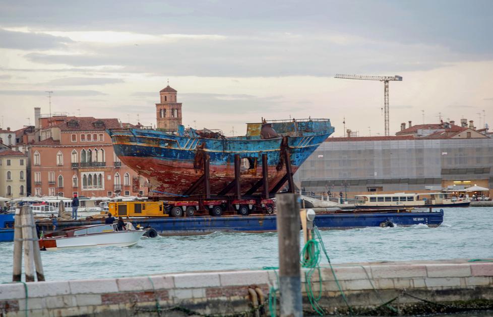 All’Arsenale di Venezia il barcone in cui morirono 700 migranti nel 2015