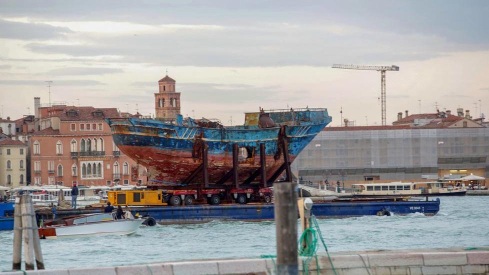 All’Arsenale di Venezia il barcone in cui morirono 700 migranti nel 2015