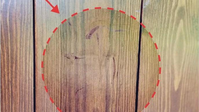 Svastica di sangue sul portico del casale assaltato da ignoti vandali