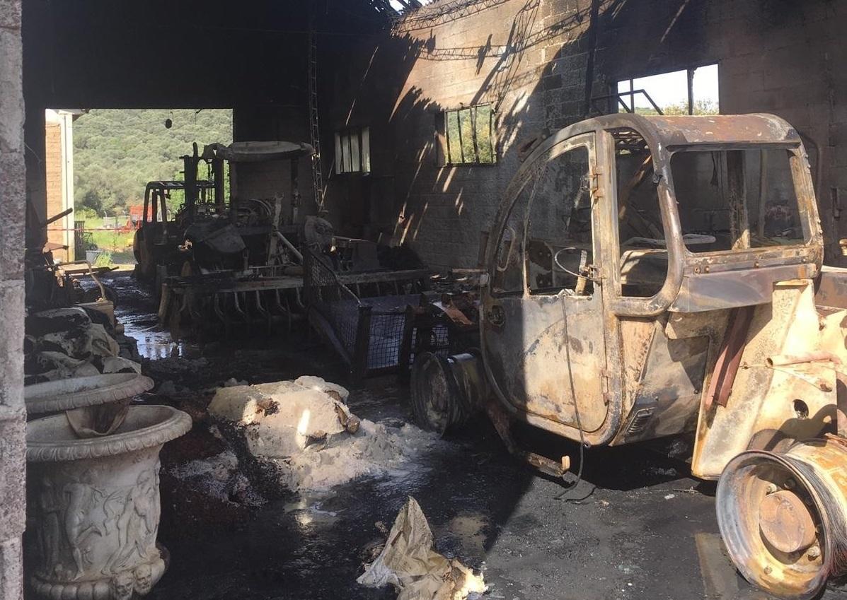 Il capannone devastato dal fuoco (foto Centro documentazione fotografia del Comando dei vigili del fuoco)