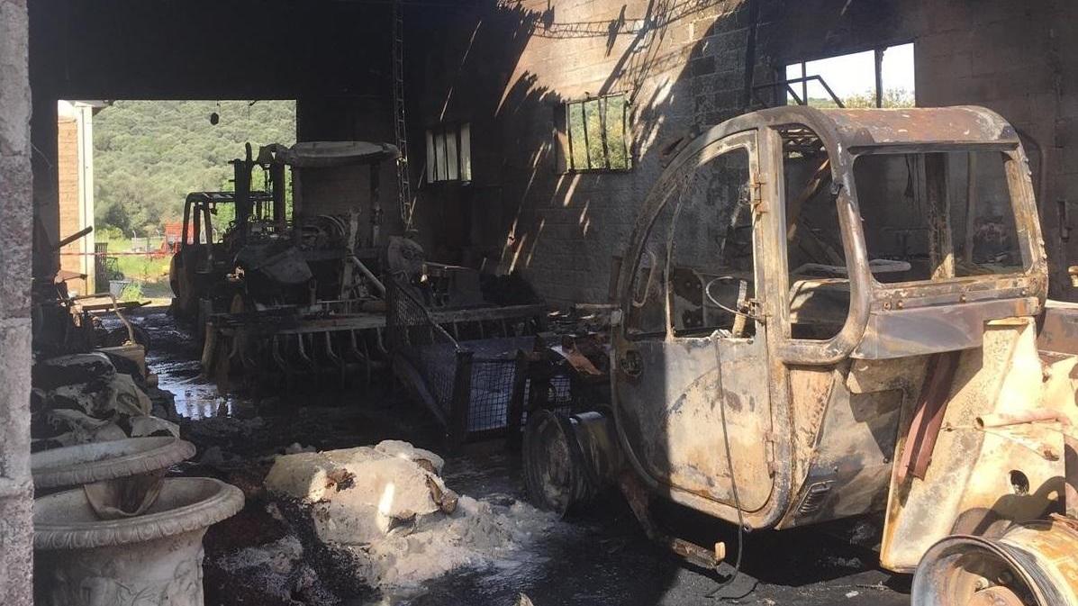 Il capannone devastato dal fuoco (foto Centro documentazione fotografia del Comando dei vigili del fuoco)