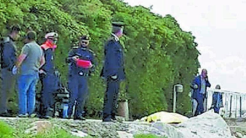 Gli inquirenti sul luogo di ritrovamento del cadavere