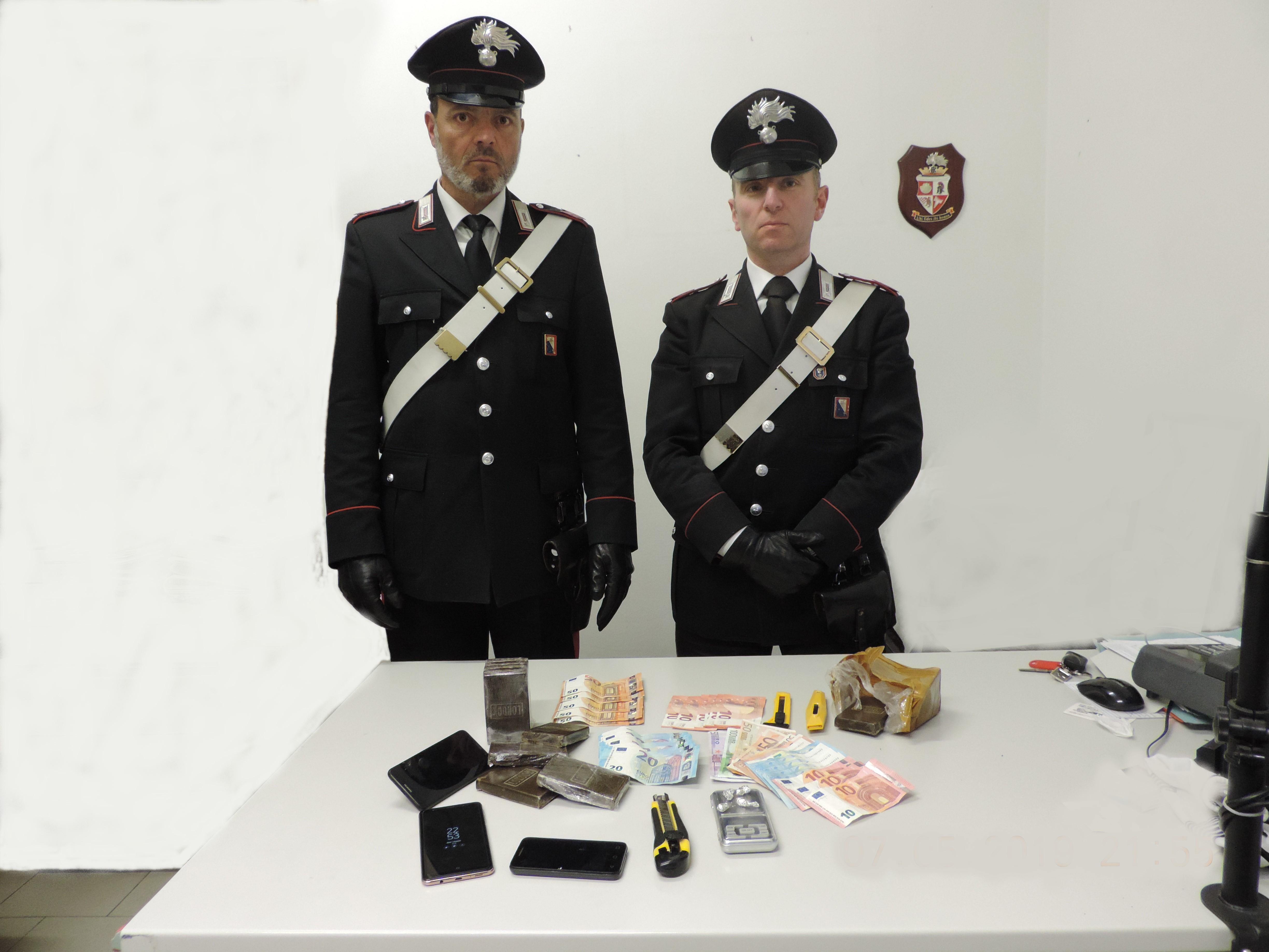 Droga: paga dose con banconota falsa, tre arresti 