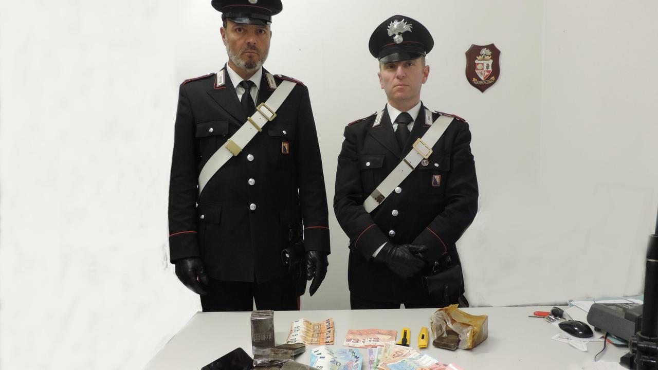 Droga: paga dose con banconota falsa, tre arresti