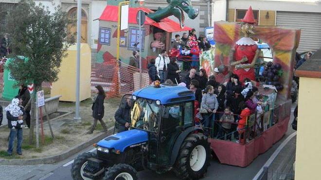Domenica di carri e coriandoli a Vitolini è tempo di Carnevale