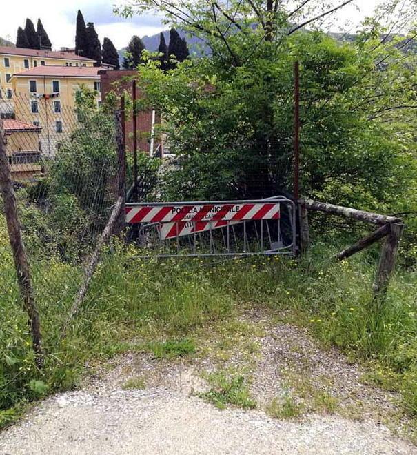 Alla Padula barbecue vicino alle sculture erba alta, cancello rotto e ponte chiuso 