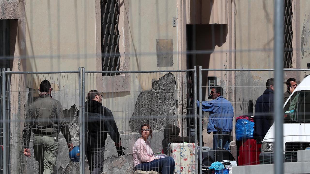 Un momento dello sgombero del Palazzo del Picchetto