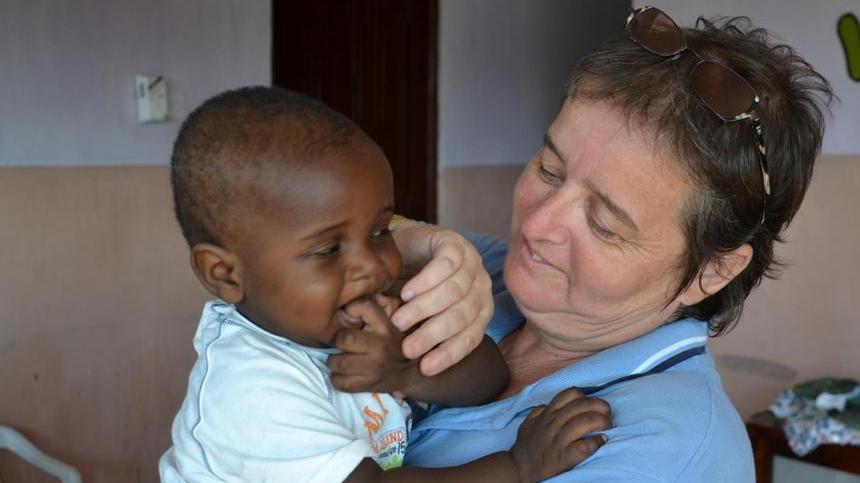 Laura Taccini con un bambino dell’orfanotrofio in Kenya