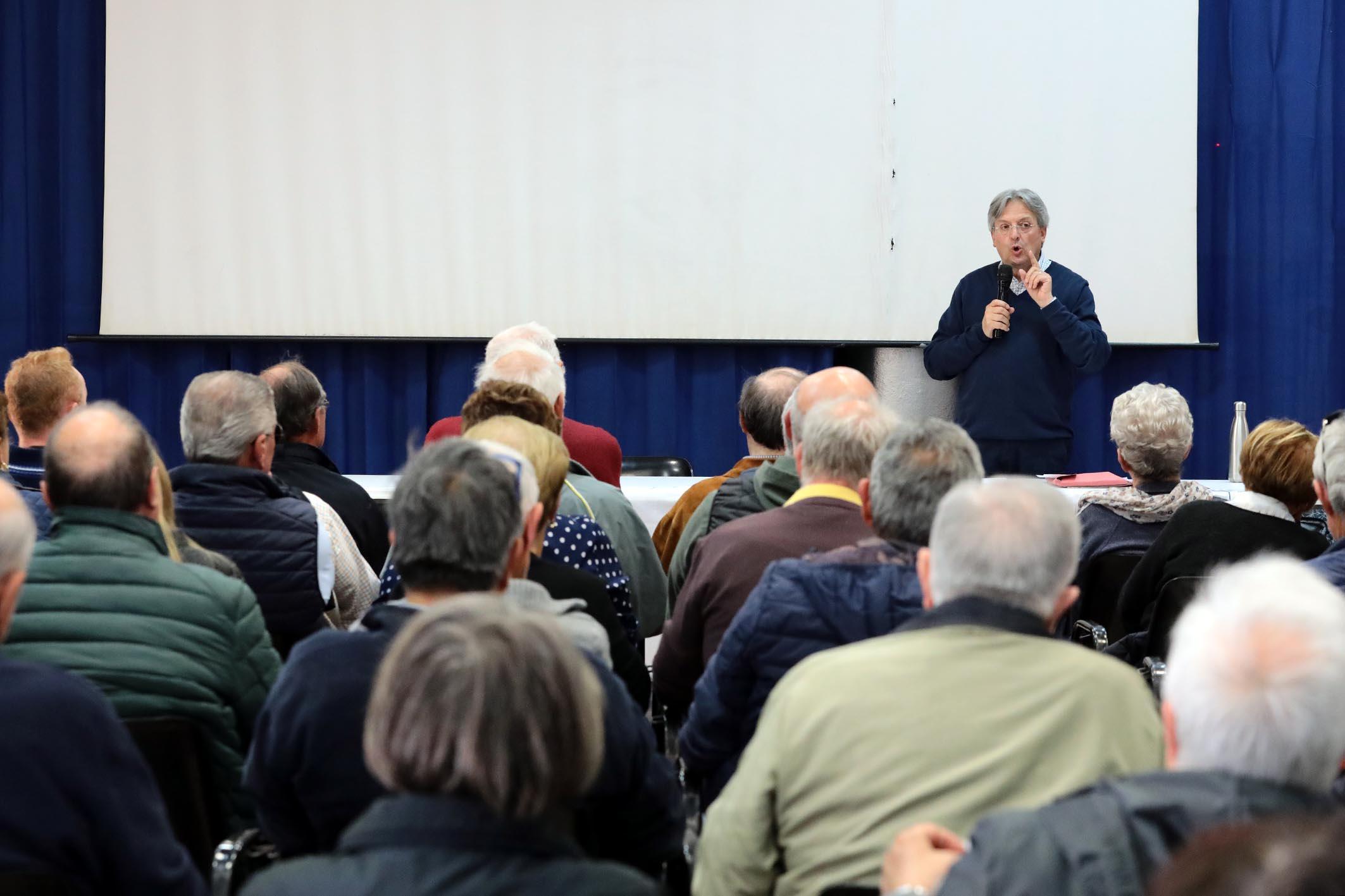 L'incontro al circolo Arci di Avane con la Federconsumatori sui mancati rimborsi agli ex risparmiatori di Banca Etruria