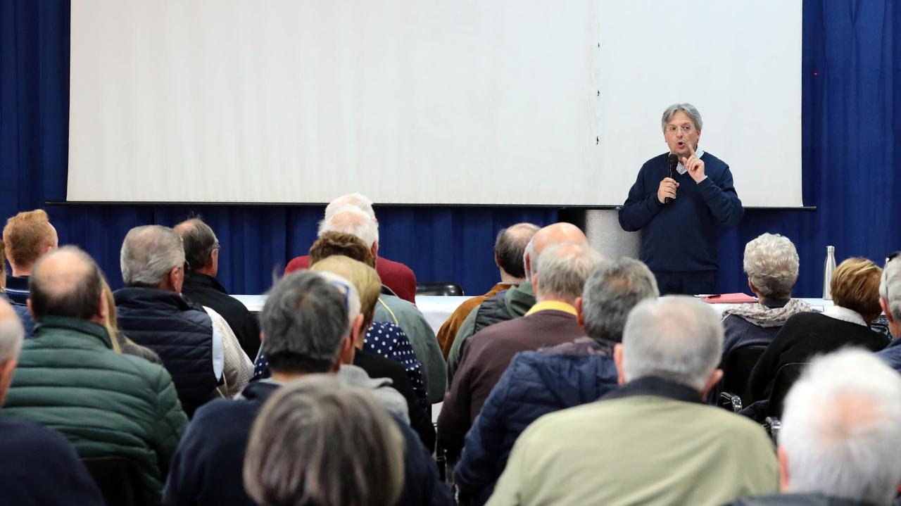 L'incontro al circolo Arci di Avane con la Federconsumatori sui mancati rimborsi agli ex risparmiatori di Banca Etruria