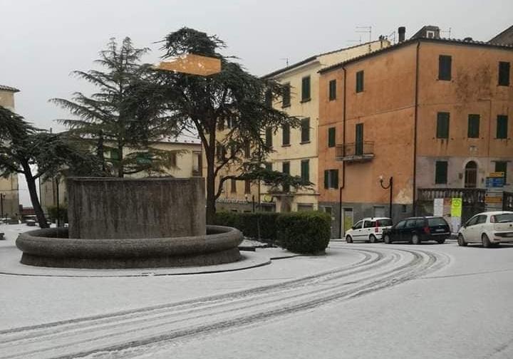 Roccastrada imbiancata dal “graupel”, un misto di neve e pioggia: non è un’immagine natalizia, ma di domenica 5 maggio 2019