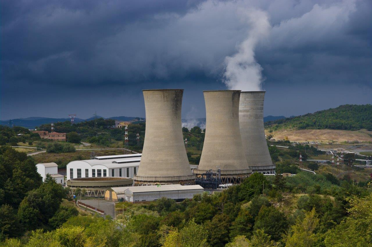 Torri refrigeranti in un impianto geotermico a Larderello