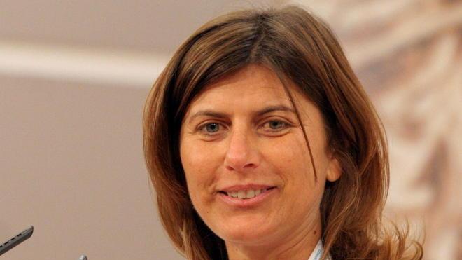 La sua azienda è in crisi: lei piange e Bersani l’abbraccia