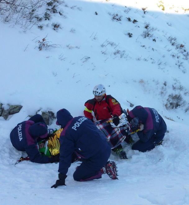 Fuori pericolo il padre caduto nel canalone per soccorrere il figlio 