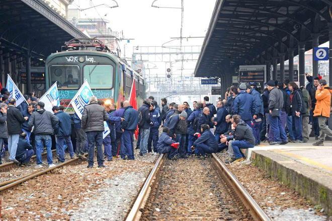 Sciopero Breda, gli operai bloccano treni e stazione 