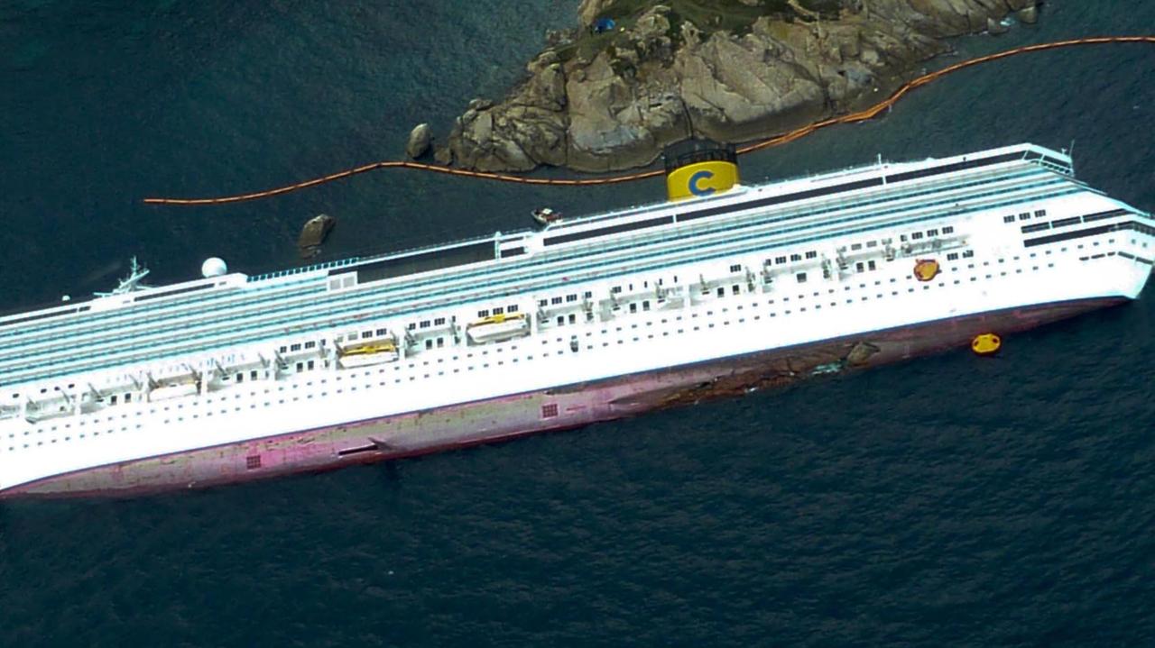 Macchia d’olio in mare, si parte con lo svuotamento Identificato il cadavere della sposina di Biella