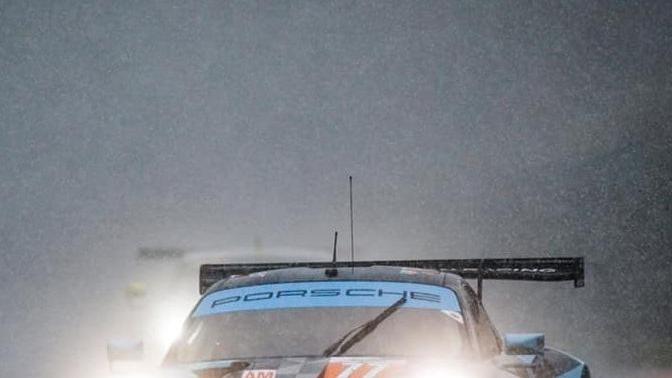 Tra pioggia e neve Riccardo Pera sale sul tetto del mondo