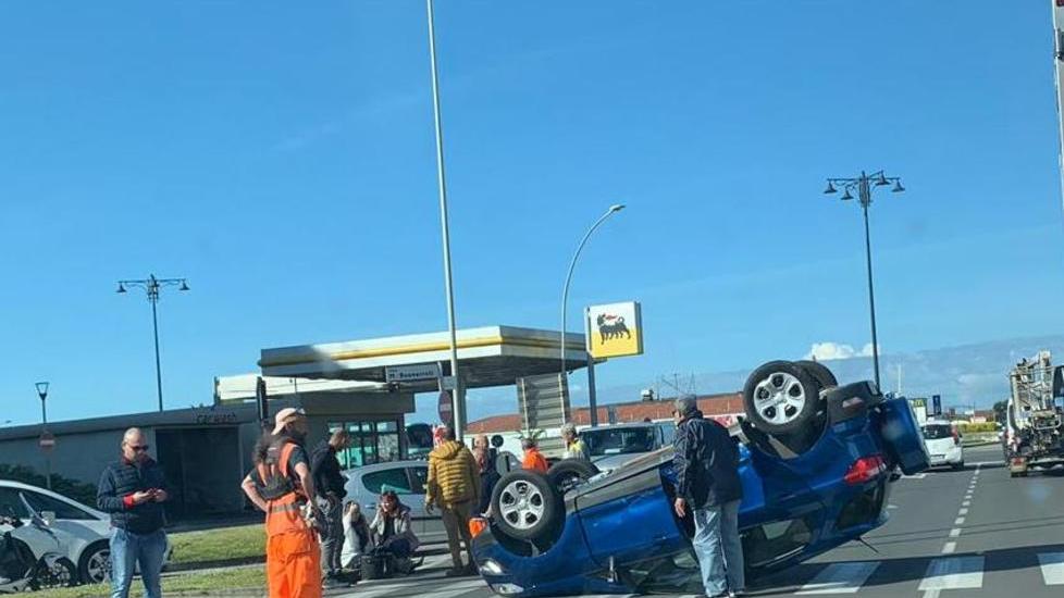 Auto si cappotta in viale Einaudi