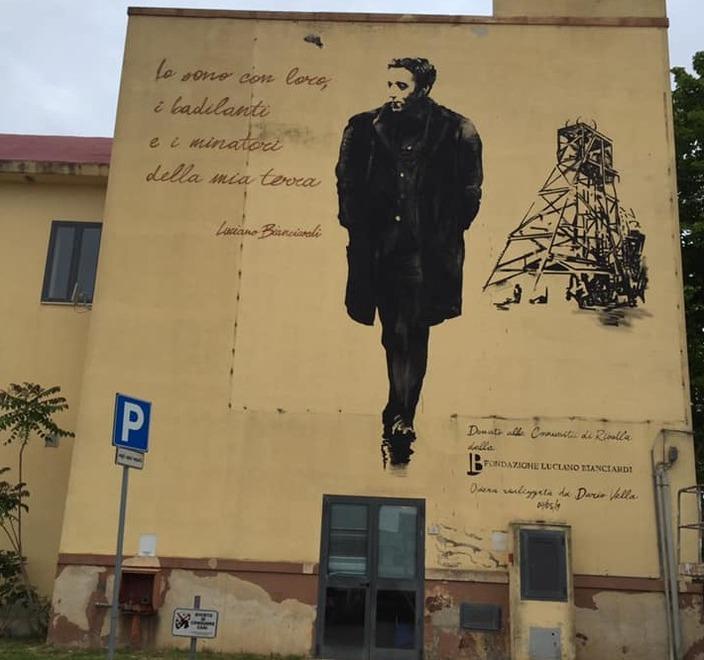 Murale omaggio a Bianciardi sullo sfondo della miniera 