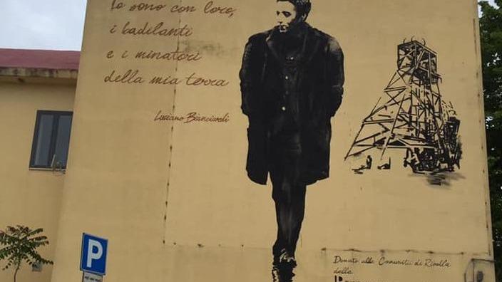 Murale omaggio a Bianciardi sullo sfondo della miniera