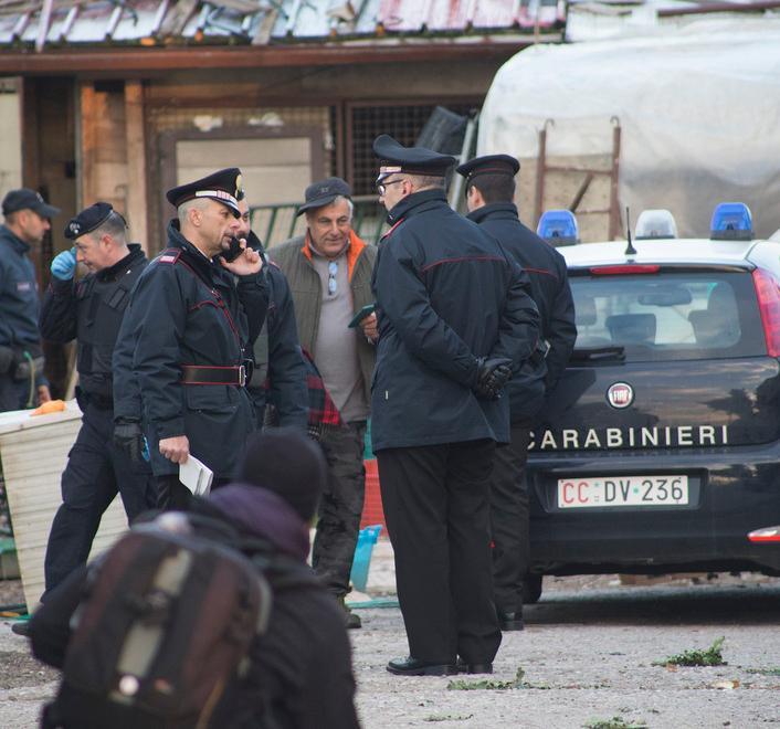 Blitz per cercare armi e droga Sequestri nella casa colonica 