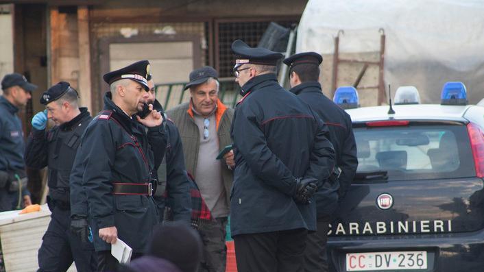 Blitz per cercare armi e droga Sequestri nella casa colonica
