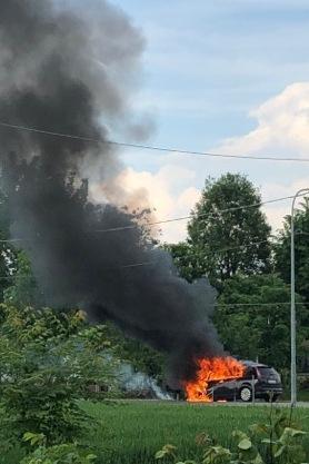 Auto prende fuoco in via Marx
