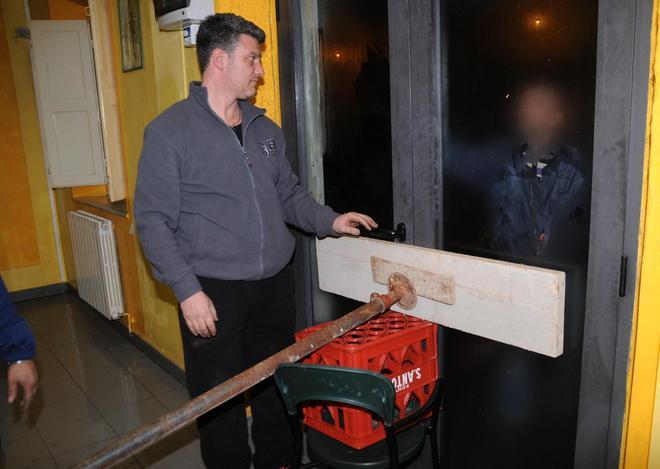 Fanno irruzione nel bar e lo incendiano 