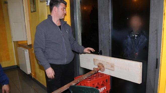 Fanno irruzione nel bar e lo incendiano