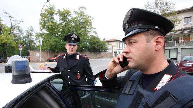 Fuggono al posto di blocco spacciatori inseguiti e arrestati