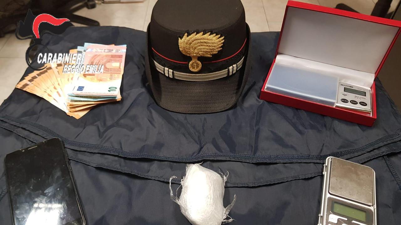 Reggio Emilia, inseguito dai carabinieri getta mezzo etto di cocaina dal finestrino: arrestato