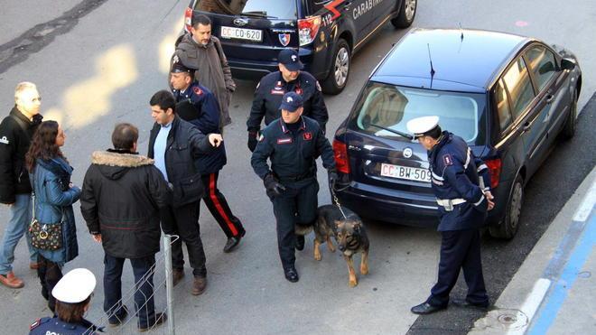 Falso allarme bomba, due banche evacuate
