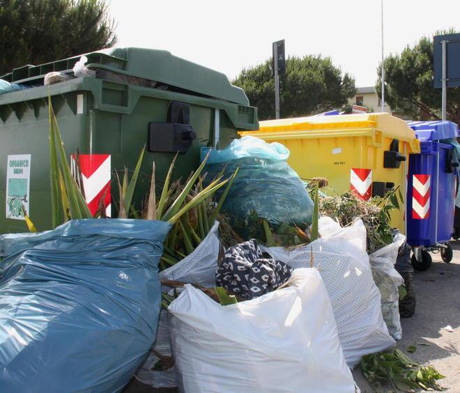 Due telecamere per sorvegliare i rifiuti