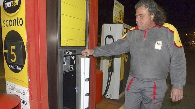 Rubano di notte i soldi dal self-service del distributore Agip