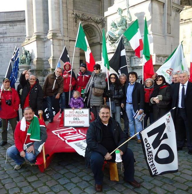 Doppia manifestazione per scongiurare le aste 