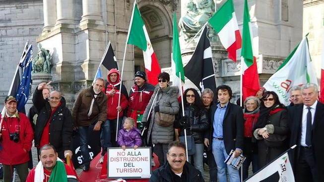 Doppia manifestazione per scongiurare le aste