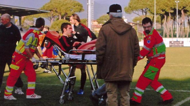 Migliora il calciatore ferito in uno scontro 