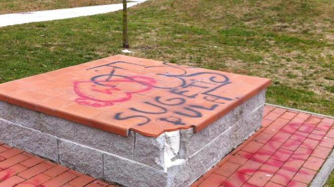 I vandali si scatenano nel parco di Capannori