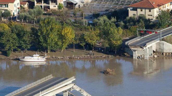 Inutilizzabili i piloni del ponte Colombiera