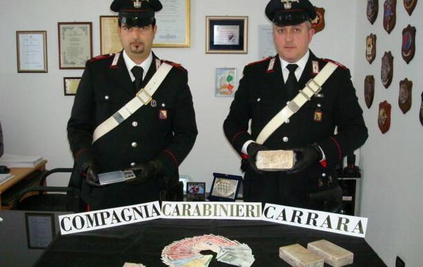 Due chili di eroina nascosti nella stufa: arrestato a Massa