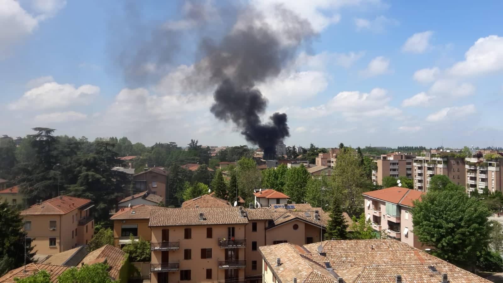 Reggio Emilia, brucia un capannone dietro al mercato ortofrutticolo: fumo visibile da chilometri