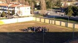 Gli ultrà dell'Empoli invadono il campo per contestare squadra e società