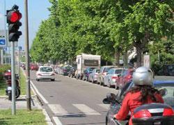 Passa col rosso e ha bevuto ventenne perde 32 punti 