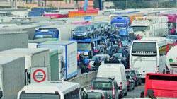 Nei supermercati scaffali ancora pieni