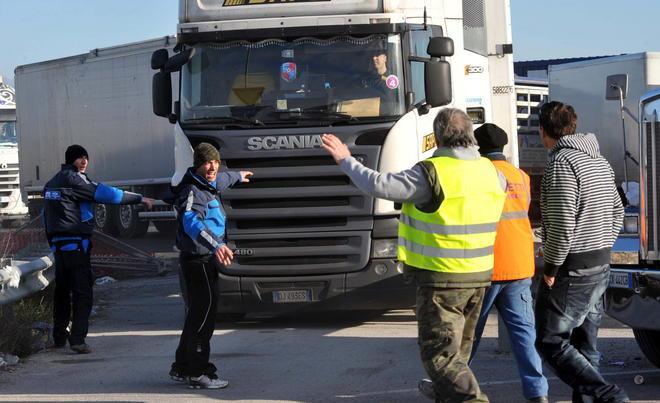 Blocco dei Tir, distributori a secco e scaffali vuoti 