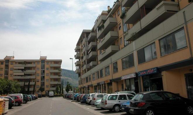 Lascia sola la figlia di 5 mesi: denunciato