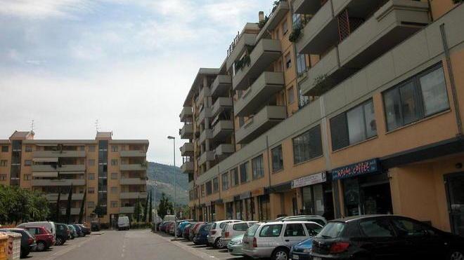 Lascia sola la figlia di 5 mesi: denunciato