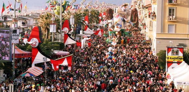 Sit-in al corso mascherato per difendere gli hotel