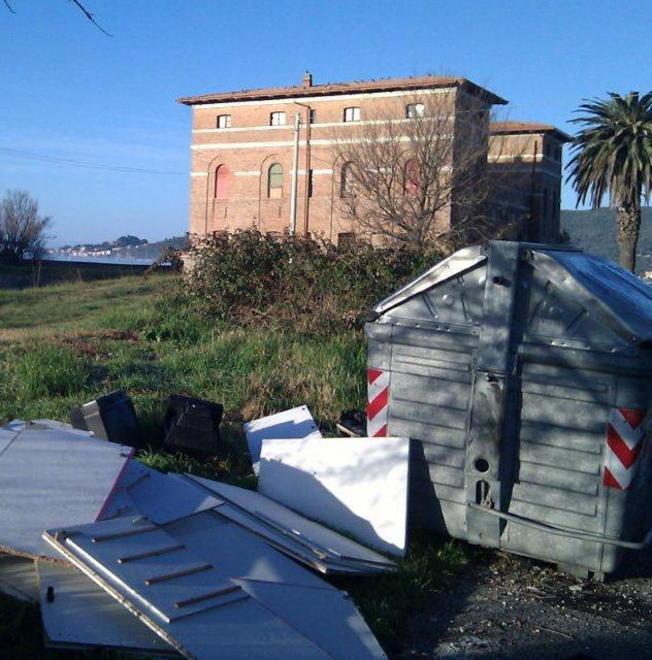 Una discarica davanti alla spiaggia