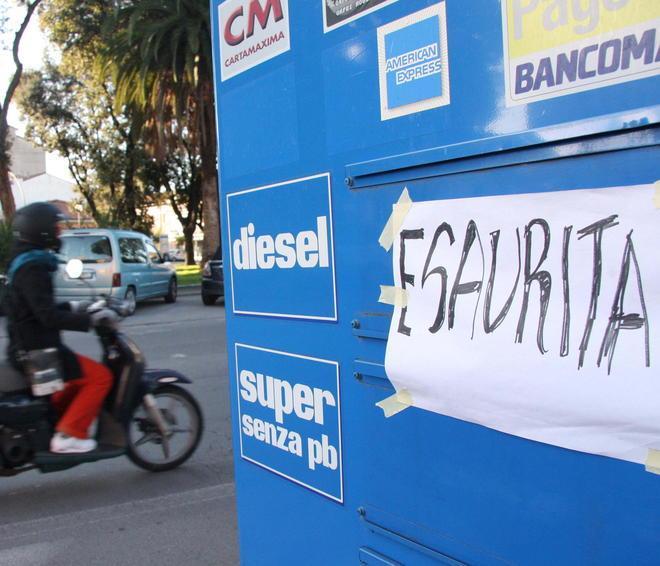 Assalto ai distributori Finisce la benzina 
